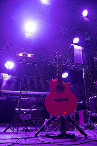 舞台上的音乐会上,吉他光线下演奏图片