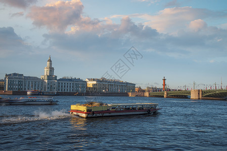 涅瓦河俯瞰彼得堡市高清图片
