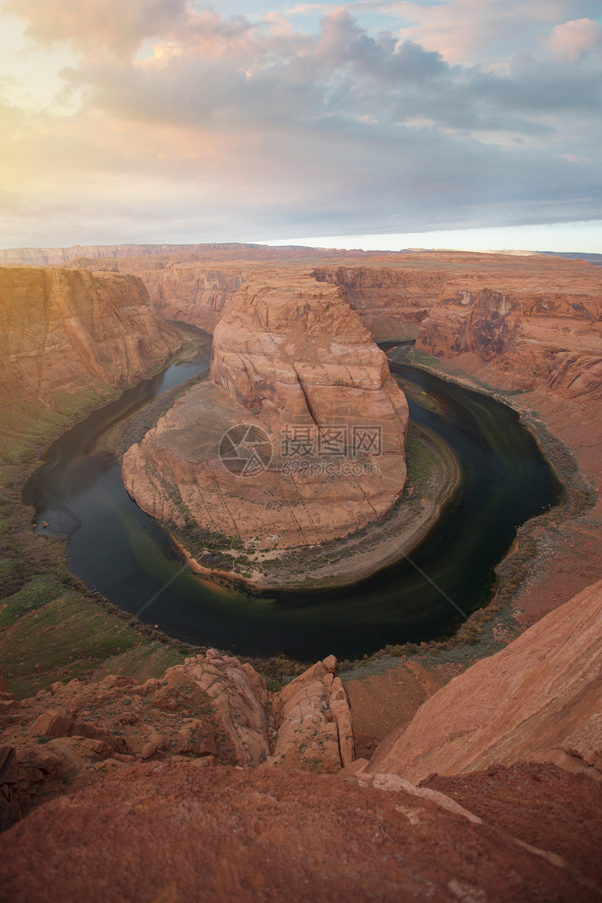 亚利桑那州北部科罗拉多河著名的马蹄形弯道图片