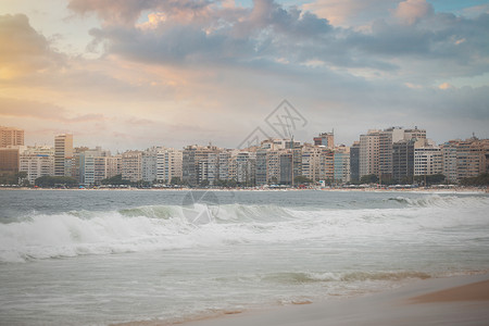 依帕内玛海滩里约热内卢,巴西穿过海湾的城市景色背景