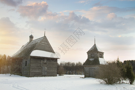 俄罗斯村庄冬天的雪中图片