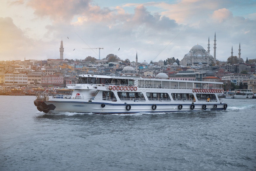 伊斯坦布尔土耳其最大的城市,主要的工业商业文化中心位于博斯普鲁斯海峡两岸图片