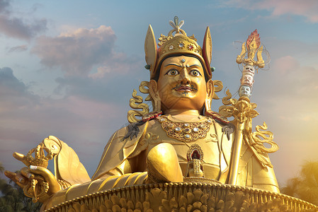 莲花生黄金大师仁波切雕像矗立加德满都尼泊尔背景
