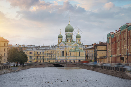河渠俯瞰彼得堡的街道背景