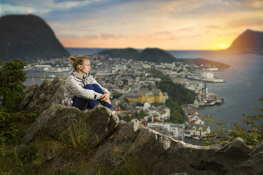 阿莱松的个女孩独自坐山上挪威图片