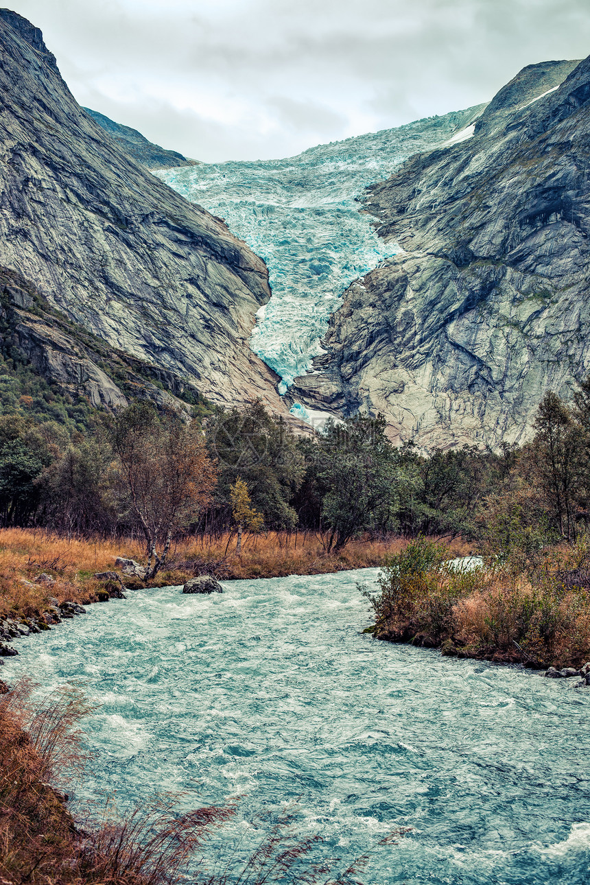 挪威的Briksdalsbreen冰川秋季季节山河融化的冰前景图片