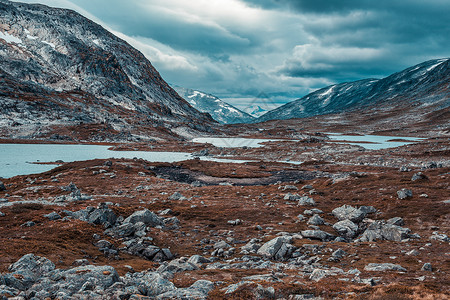 挪威高山景观与小湖泊秋季电影风格的颜色图片