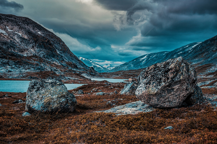 挪威高山景观与小湖秋天的电影风格戏剧色彩图片