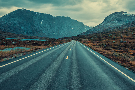 阴天的道路透视挪威景观电影风格的戏剧色彩图片