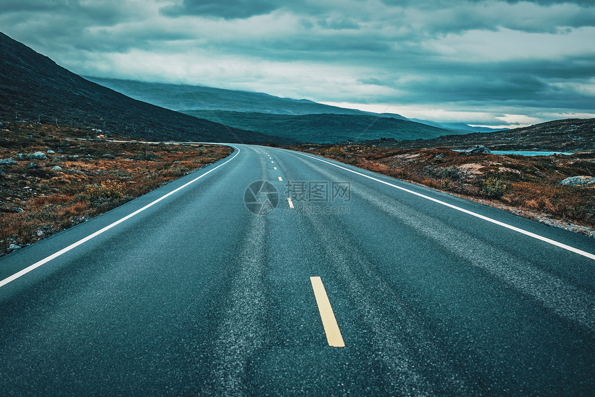阴天的道路透视挪威景观电影风格的戏剧色彩图片