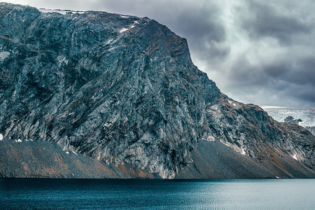 挪威高山冷峻景观湖边的大山图片