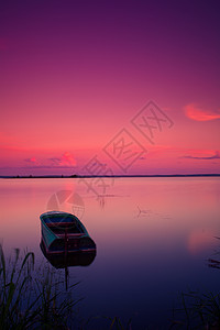 湖泊景观与船红色的黄昏颜色图片