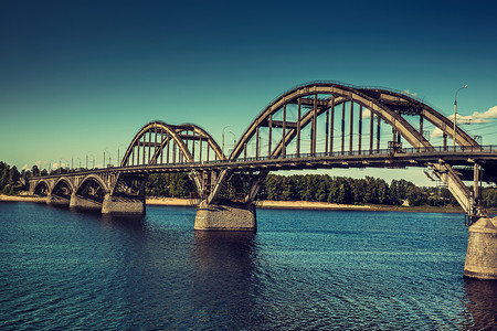 大河上的桥电影风格的颜色背景图片