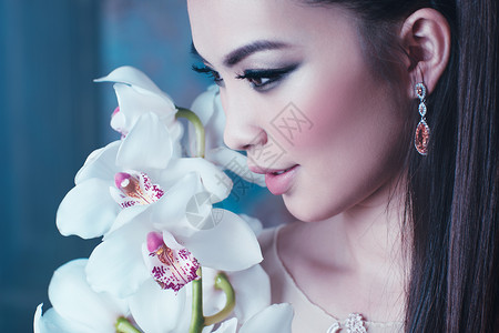 亚洲轻女子兰花肖像特写专注于嘴唇图片