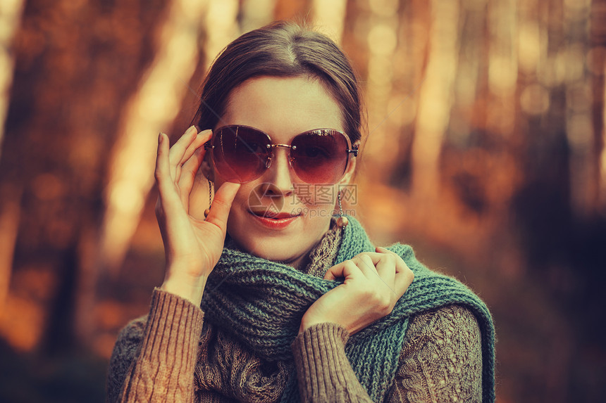轻的时尚女人戴着眼镜,秋天的肖像老式电影风格的颜色图片