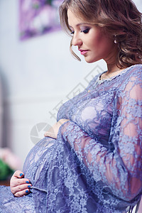 轻孕妇室内肖像图片