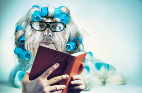 聪明的长发狗,戴着眼镜看书突变遗传修饰的乐趣图片