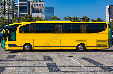 现代黄色巴士城市街道夏季的侧景背景