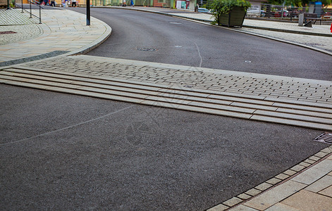 传统欧洲城市的人行横道由优质石材制成城市改善图片