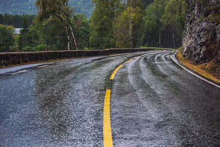 挪威下雨时弯的湿路汽车驾驶安全图片