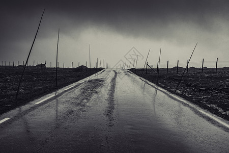 挪威下雨的戏剧道路深色黑白胶片风格的颜色图片