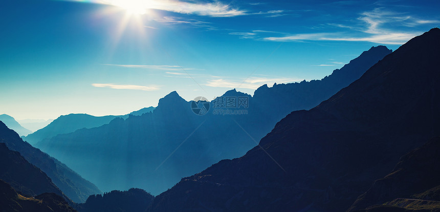 阿尔卑斯山山脉剪影夏季全景图片