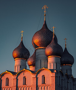 俄罗斯东正教教堂顶部红色日落灯图片
