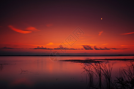 柔的深色暖色背景,日落时湖泊天空长期暴露背景图片