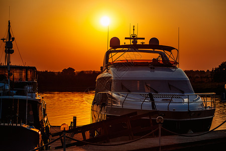 现代游艇湖墩夏季日落的灯光图片