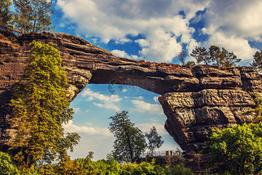 捷克山上的PrcickaBrana岩石拱门图片