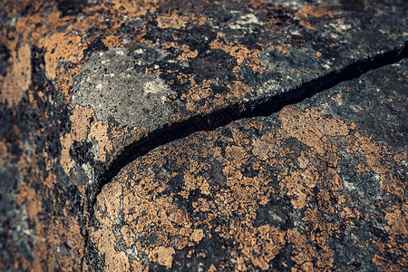 大石头的自然裂缝图片