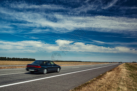 欧洲公路上的汽车旅行蓝天夏天的田野全景图片