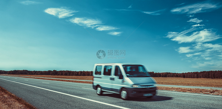 欧洲公路上的汽车旅行蓝天秋天的田野全景图片