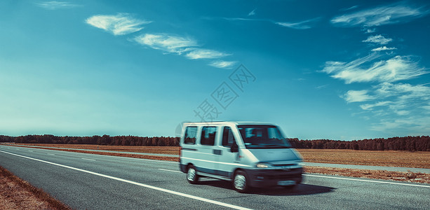欧洲公路上的汽车旅行蓝天秋天的田野全景图片