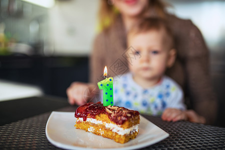的婴儿庆祝生日用蜡烛专注于蛋糕图片