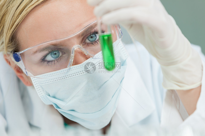 女医学研究科学家医生实验室实验室中用绿色溶液的试管图片