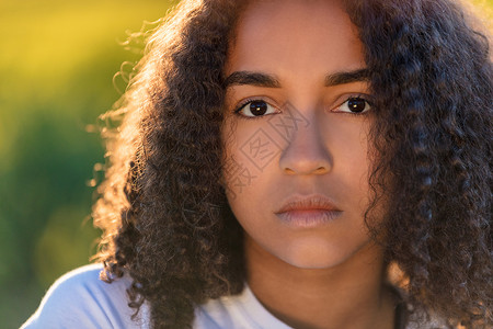 美丽的混血非裔美国女孩十几岁的女轻女人悲伤沮丧体贴图片