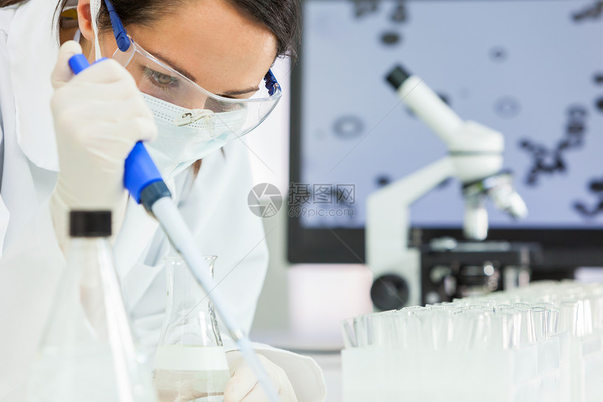 实验室用吸管烧瓶显微镜的女医学科学研究员科学家图片
