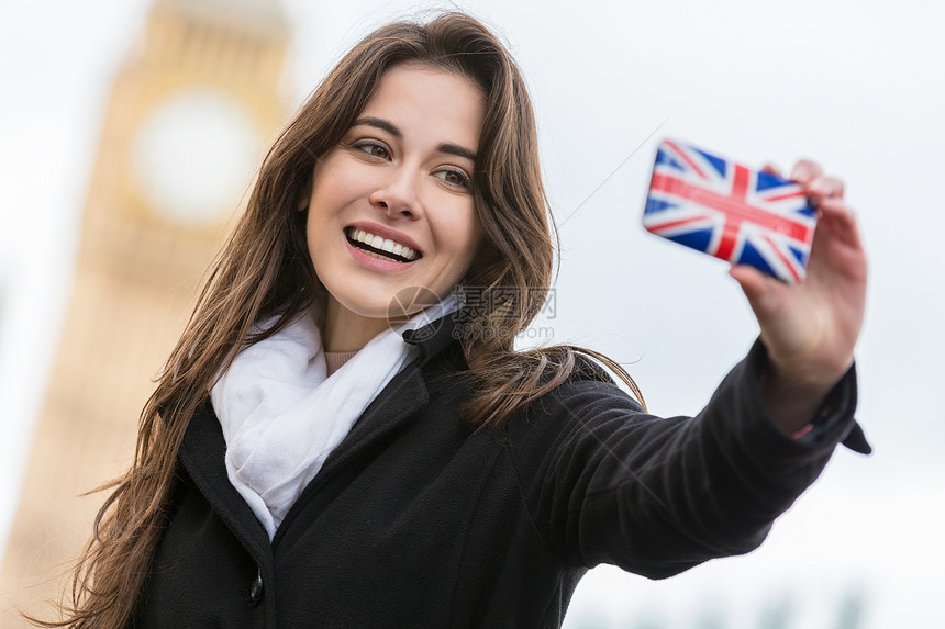 度假的女孩轻女游客,用联合杰克手机拍摄大本钟的自拍照片,伦敦,英国,大列颠图片