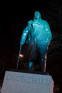温斯顿丘吉尔雕像,议会广场,威斯敏斯特,伦敦夜间高清图片