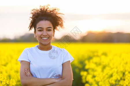 美丽的混合种族非裔美国女孩十几岁的女轻女子高兴地微笑与完美的牙齿条小路的尽头,片花田背景图片