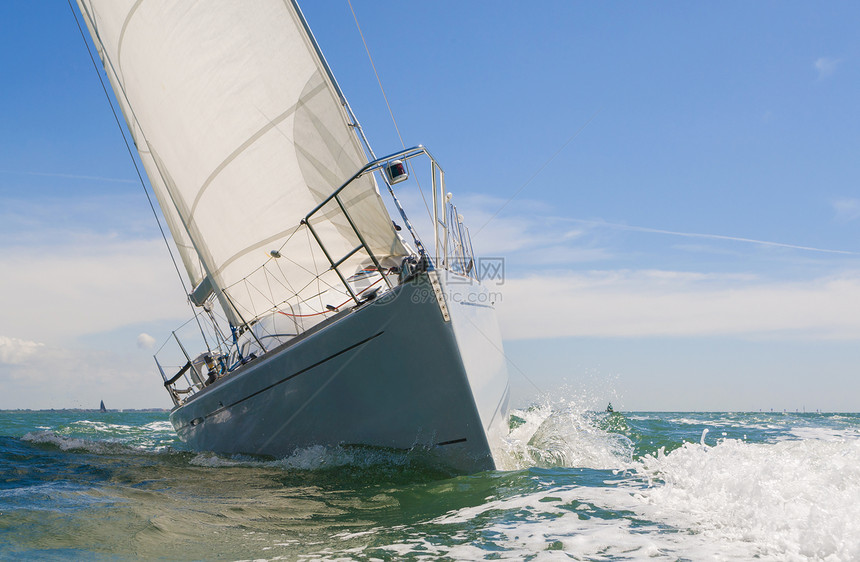 夏天的海上帆船帆船游艇天,蓝天图片