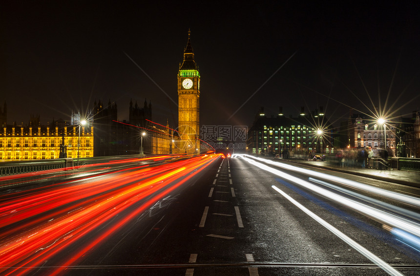 伦敦威斯敏斯特大桥上的汽车交通的灯光小径,晚上与议会大本钟的房子图片