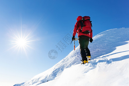 极限冬季运动登山者达阿尔卑斯山雪峰的顶端决心成功力量图片