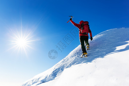 碳达峰展板极限冬季运动登山者达阿尔卑斯山雪峰的顶端背景