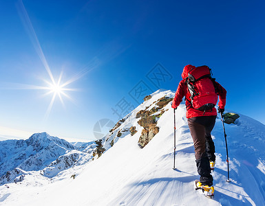 后方的站立极限冬季运动阿尔卑斯山雪峰顶部的登山者决心,成功,勇敢背景