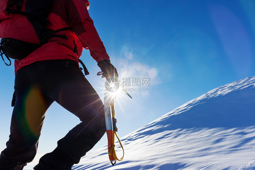 极限冬季运动阿尔卑斯山雪峰顶部的登山者决心,成功,勇敢图片
