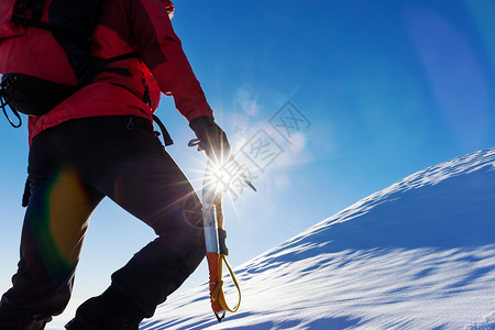 极限冬季运动阿尔卑斯山雪峰顶部的登山者决心,成功,勇敢图片