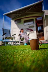 草地上的咖啡杯房车度假家庭度假旅行,汽车之家度假旅行图片