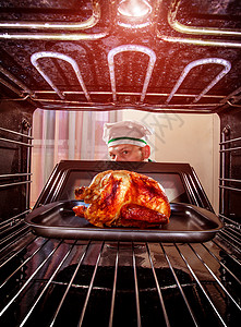 厨师烤箱里准备烤鸡,烤箱看烤箱里饭图片